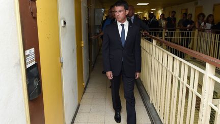 Le Premier ministre, Manuel Valls, en visite à la prison de Nîmes (Gard), le 8 août 2016. (SYLVAIN THOMAS / AFP)