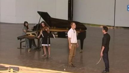 Des imitateurs d'oiseaux aux côtés d'une violoniste et d'une pianiste. Au festival de la Roque d'Anthéron (Bouches-du-Rhône), le spectacle "La symphonie des oiseaux" mêle nature, musique et chorégraphie.  (FRANCE 3)