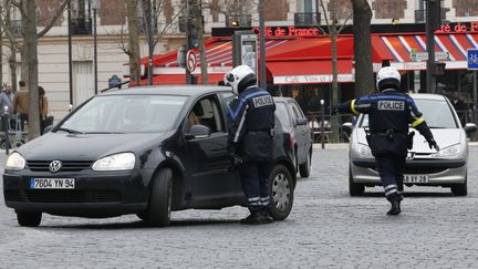 Contr&ocirc;le routier dans les rues de Paris, le 17 mars 2014, jour de circulation altern&eacute;e dans&nbsp;la capitale (THOMAS SAMSON / AFP)