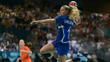 La handballeuse Chloé Valentini lors du match de la France face aux Pays-Bas, le 28 juillet 2024, lors du tournoi olympique à l'Arena Paris Sud. (DAMIEN MEYER / AFP)