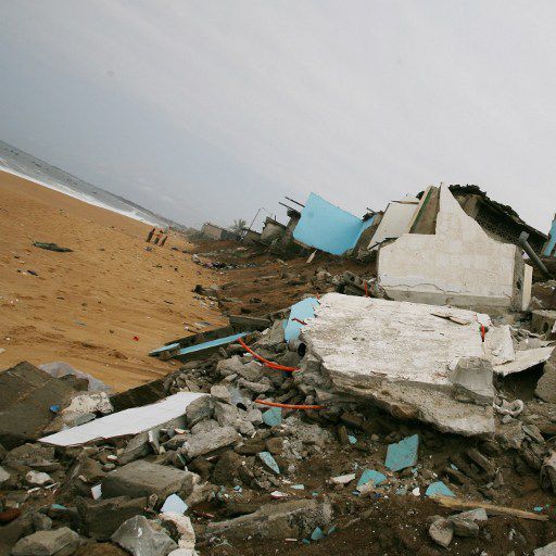 Port-Bouet quartier d'Abidjan, maisons du front de mer détruites par l'érosion cotière. (AFP Photo /Kambou Sia)