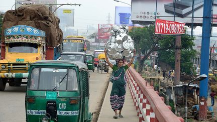 capitale administrative et économique du Bangladesh atteint des sommets en matière de misère et de pollution. On estime à 22 millions le nombre d’habitants de la ville, dont près de 40% vivent dans des bidonvilles.  (Editions de La Martinière / Frédéric Soltan - Dominique Rabotteau)