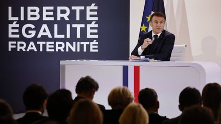 Le président de la République, Emmanuel Macron, devant les journalistes lors d'une conférence de presse à l'Elysée, le 16 janvier 2024. (LUDOVIC MARIN / AFP)