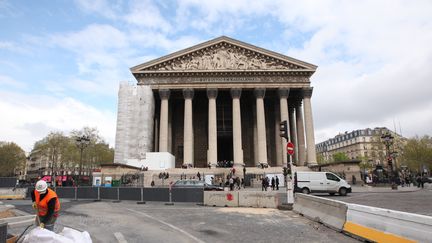 L'église de la Madeleine et ses échafaudages, dans le 8e arrondissement de Paris, le 9 avril 2019. (MAXPPP)