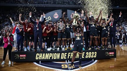 Les joueurs de Monaco soulèvent le trophée de champion de France de Betclic Elite, jeudi 15 juin. (ANNE-CHRISTINE POUJOULAT / AFP)