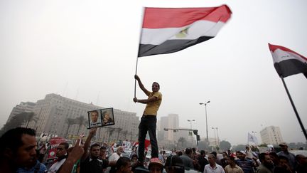 Des partisans du candidat des Fr&egrave;res musulmans,&nbsp;Mohammed Morsi, clament sa victoire sur la c&eacute;l&egrave;bre Place Tahrir, au Caire (Egypte), le lundi 18 juin 2012. (PATRICK BAZ / AFP)