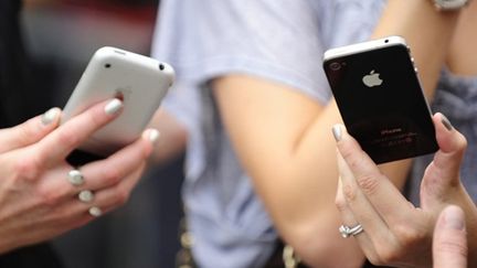 Vue sur l'iPhone 3 et l'iPhone 4 (droite). (AFP - Emmanuel Dunand)