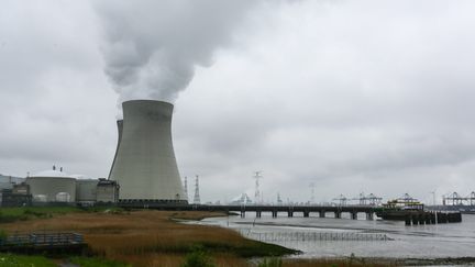  (La centrale nucléaire belge de Doel, dans le nord du pays © Maxppp)