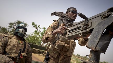 Des soldats de l'armée malienne en patrouille entre Mopti et Djenne, dans le centre du Mali, le 28 février 2020. (MICHELE CATTANI / AFP)