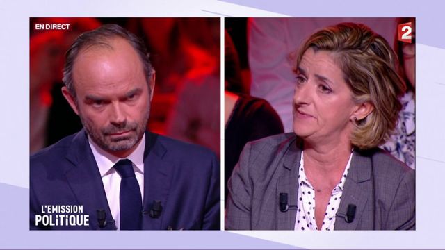 Edouard Philippe échange avec la femme d'un militaire