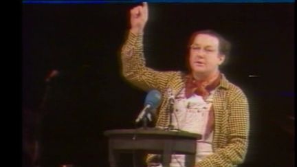 C'est l'histoire d'un mec... qui prétendait se présenter à la présidentielle et faisait trembler toute la classe politique. Le 20 octobre 1980, Coluche se déclarait candidat, et l'on a d'abord cru à une plaisanterie. Très vite, l'humouriste allait être crédité de 16% dans les sondages. (CAPTURE ECRAN FRANCE 2)