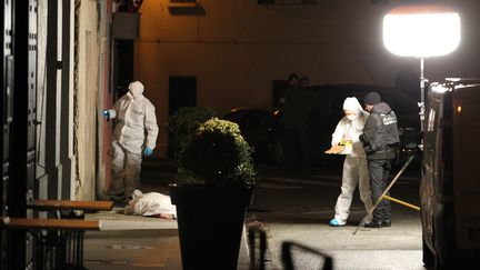 Des policiers proc&egrave;dent aux premi&egrave;res investigations sur la sc&egrave;ne du crime, le 10 mars 2013 &agrave; Venaco (Haute-Corse). (PASCAL POCHARD-CASBIANCA / AFP)