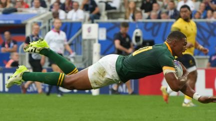 Le Sud-Africain Damian Willemse inscrit un essai lors du match des Springboks face à la Roumanie, le 17 septembre 2023, à Bordeaux. (LAURENT LAIRYS / AFP)