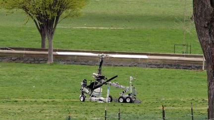 Une &eacute;quipe de d&eacute;minage avec un robot a bri&egrave;vement examin&eacute; le petit engin, de type girodyne, qui n'a qu'un simple si&egrave;ge avec une h&eacute;lice et un rotor. (ERKAN AVCI / ANADOLU AGENCY / AFP)