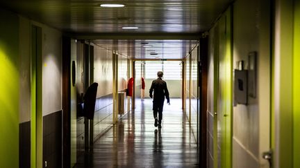 Un couloir du lycée Jean-Lurçat de Perpignan (Pyrénées-Orientales), le 16 octobre 2023, jour de la minute de silence en hommage à Dominique Bernard et Samuel Paty. (JC MILHET / HANS LUCAS / AFP)