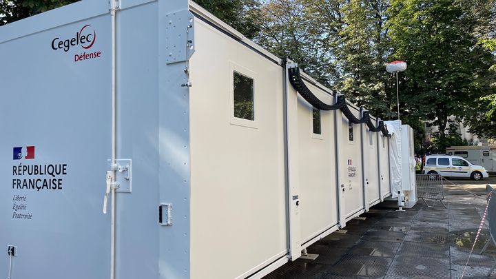 L'extérieur du "Shelter", l'hôpital mobile installé près des Champs-Élysées, à Paris. (ANNE-LAURE DAGNET / RADIOFRANCE)