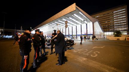 La police devant la gare de Termini, à Rome (Italie), après&nbsp;son évacuation, lundi 25 janvier 2016. (FILIPPO MONTEFORTE / AFP)