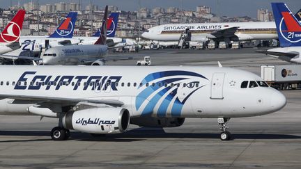 Un avion de la compagnie EgyptAir sur le tarmac de l'aéroport Atatürk d'Istanbul (Turquie), le 20 mai 2016. (NICOLAS ECONOMOU / NURPHOTO / AFP)