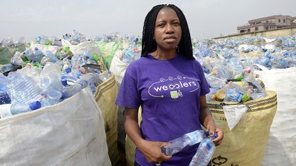 Lagos, la gigantesque mégapole de 20 millions d'habitants, produit entre 13 000 et 15 000 tonnes d'ordures par jour, dont 2 250 tonnes uniquement de pollution plastique, selon les chiffres de la compagnie locale de recyclage WeCyclers.&nbsp; &nbsp; &nbsp; (PIUS UTOMI EKPEI / AFP)