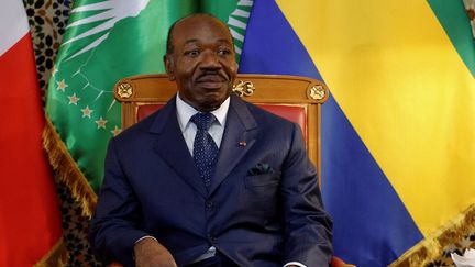 Le président gabonais déchu, Ali Bongo Ondimba, lors d'une rencontre avec Emmanuel Macron à Libreville (Gabon), le 1er mars 2023. (LUDOVIC MARIN / AFP)