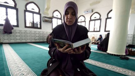 Fatma Zohra, l'une des femmes imams ou mourchidates, lisant le Coran dans la mosquée al-Nidal d'Alger, en février 2015. (AFP/ Farouk Batiche )