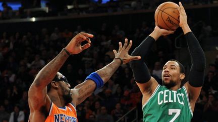 Jared Sullinger shoote au dessus d'Amar'e Stoudemire (PETER FOLEY / MAXPPP)