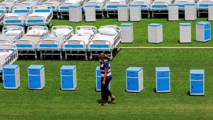 Fin mars, le gouvernement de l’Etat de Lagos a installé des centaines de lits et de ventilateurs sur la pelouse du stade football Mobolaji Johnson Arena. Les vidéos et les photos de ce dispositif ont été largement postées sur les réseaux sociaux. La population n’a pas manqué de saluer les efforts du gouvernement.&nbsp; &nbsp; (TEMILADE ADELAJA / REUTERS)