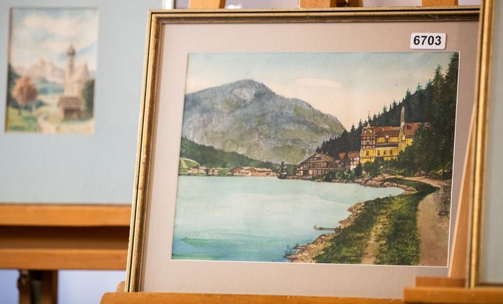 Aquarelle "Ortschaft an Vorgebirgssee" signée A. Hitler.
 (DANIEL KARMANN / AFP)