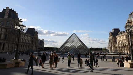 A cause des attentats de 2015, le Louvre avait vu la fréquentation du Musée diminuer drastiquement. En 2017, la fréquentation est reparti à la hausse, avec 10,1% d'augmentation. 
 (LUDOVIC MARIN / AFP)