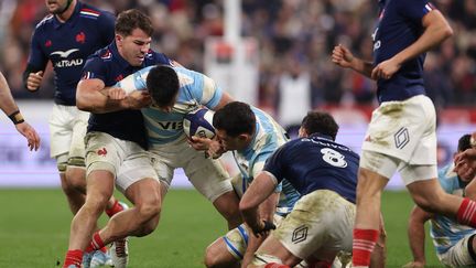 Antoine Dupont et Charles Ollivon en défense face aux Pumas, lors du match entre la France et l'Argentine, le 22 novembre 2024 au Stade de France. (FRANCK FIFE / AFP)