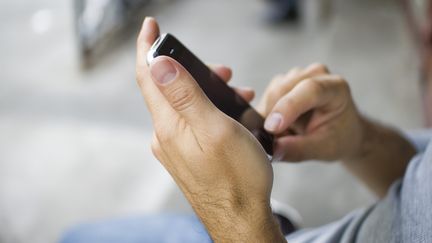 Les op&eacute;rateurs de t&eacute;l&eacute;phonie mobile se pr&eacute;parent au pic de SMS, envoy&eacute;s pour la nouvelle ann&eacute;e dans la nuit du 31 d&eacute;cembre 2011 au 1er janvier 2012.&nbsp; (MICHAEL PHILIP O'MALLEY / GETTY IMAGES)