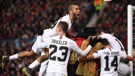 Les joueurs du PSG célèbrent le deuxième but de Kylian Mbappé, le 12 février 2019, à Old Trafford, le stade de Manchester United. (FRANCK FIFE / AFP)