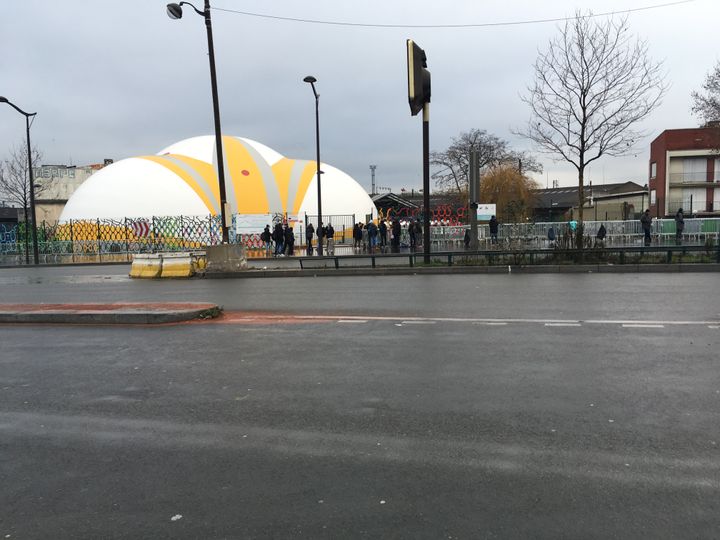 Devant le centre&nbsp;humanitaire&nbsp;de premier accueil pour les migrants, lundi 9 janvier 2016.&nbsp; (VINCENT DANIEL / FRANCEINFO)