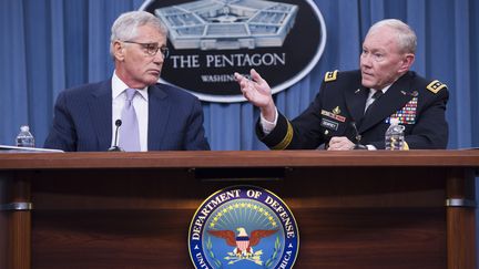 Le secr&eacute;taire d'Etat am&eacute;ricain &agrave; la D&eacute;fense, Chuck Hagel, et le g&eacute;n&eacute;ral Martin Dempsey, le 21 ao&ucirc;t 2014 au Pentagone, &agrave; Washington DC (Etats-Unis). (SAUL LOEB / AFP)