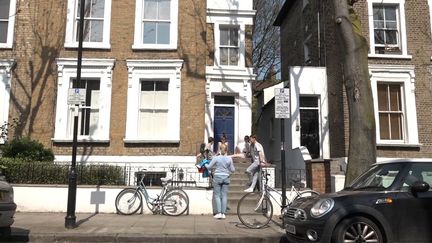 Les quatre jeunes expatriés français devant leur logement dans le nord de Londres, le 11 avril 2020 (JEAN-ANDRE GIANNECCHINI / RADIO FRANCE)