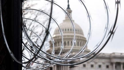 Des barbelés sont installés à proximité du Capitole, à Washington DC, le 15 janvier 2021. (SAUL LOEB / AFP)