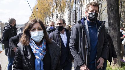 Anne Hidalgo, maire d ePAris et candidate socialiste, et Yannick Jadot, candidat écologiste, apès une réunion commune à Paris, le 17 avril 2021. (ALEXIS SCIARD / MAXPPP)