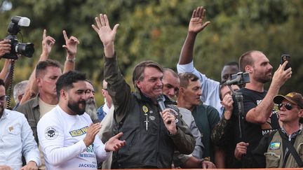 Le président brésilien, Jair Bolsonaro (au centre), prend la parole lors d'un rassemblement de motards, à Sao Paulo (Brésil), le 12 juin 2021. (ETTORE CHIEREGUINI / AGIF / AFP)