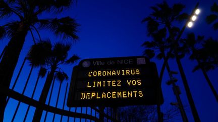 Un panneau municipal affiche un message invitant à respecter les mesures de confinement, le 16 mars 2020 à Nice. (VALERY HACHE / AFP)