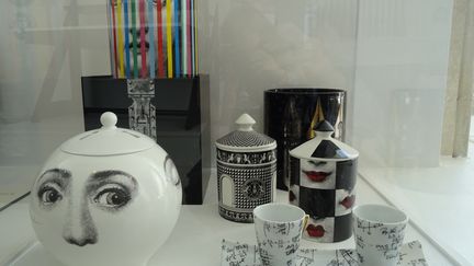 ""Je ne crois ni aux époques ni aux dates. Non, je n'y crois pas. Je me refuse à établir la valeur d'une chose sur sa date.", disait Piero Fornasetti. Son fils Barnaba a retenu la leçon. Ici sérigraphie sur porcelaine. Réinvention de Barnaba Fornasetti - Années 2000
 (Laure Narlian/Culturebox)