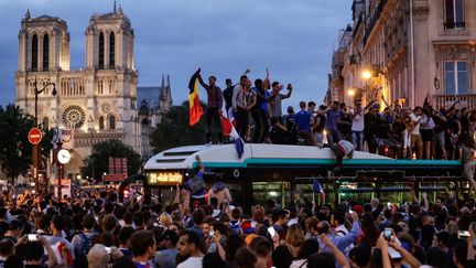 Un bus de la RATP a été pris d'assaut sur la place Saint-Michel, à Paris, près de Notre-Dame-de-Paris. (THOMAS SAMSON / AFP)