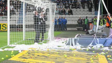 Les d&eacute;l&eacute;gu&eacute;s du match Auxerre-Montpellier enl&egrave;vent les balles de tennis et le papier toilette lanc&eacute;s par les supporters d'Auxerre, le 20 mai 2012. (MICHEL PIEYRE / MAXPPP)