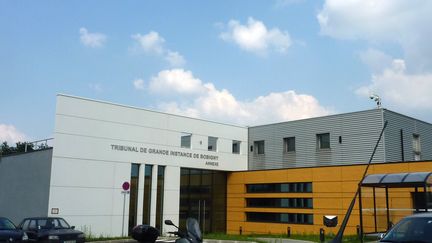 L'annexe du tribunal de Bobigny à Roissy (Val-d'Oise), ici en 2013 lors de son inauguration, a accueilli une première audience test le 24 juin 2017. (ALIX RIJCKAERT / AFP)