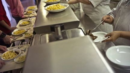 Moins de frites, plus de crudités et de variété pour les cantines scolaires dès aujourd'hui. (JEFF PACHOUD / AFP)