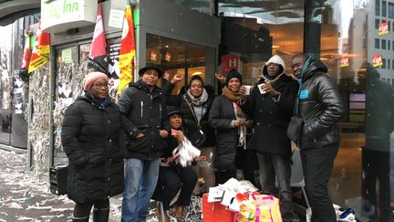 Les grévistes de l'hôtel Holiday Inn de Clichy (Hauts-de-Seine) le 9 janvier 2018. (FARIDA NOUAR / RADIO FRANCE)