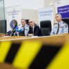 Jean-Luc Blachon (au centre), procureur de la République d'Aix-en-Provence, lors d'une conférence de presse à Aix-en-Provence (Bouches-du-Rhône), le 2 avril 2024. (CLEMENT MAHOUDEAU / AFP)