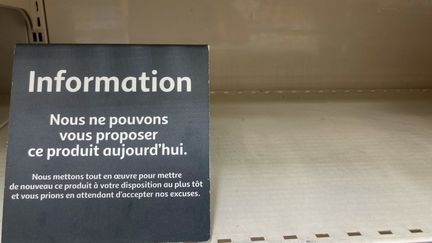 Pénuries de pots de moutarde et de bouteilles d'huile dans les rayons de ce magasin d'alimentation. (AURELIEN ACCART / RADIO FRANCE)