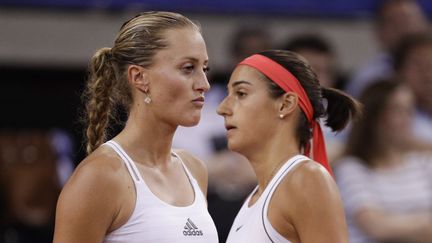 Les joueuses de tennis françaises Kristina Mladenovic et Caroline Garcia lors du double décisif face à la Roumanie, en demi-finale de Fed Cup, à Rouen, le 21 avril 2019 à Rouen (Seine-Maritime). (GEOFFROY VAN DER HASSELT / AFP)