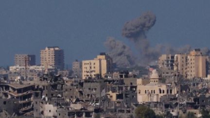 L’armée israélienne a annoncé l’intensification des frappes sur Gaza pour préparer l’entrée de ses troupes dans le territoire palestinien, dimanche 22 octobre, La veille, un haut dignitaire des brigades al-Qassam aurait été tué. Le point sur la situation. (franceinfo)