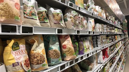 Un rayon de supermarché avec des produits bio et végétaux. (VINCENT VOEGTLIN / MAXPPP)